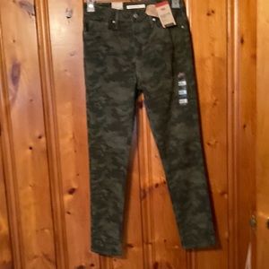 Says size 29 but fits like a 27 Women’s 721 High Rise Skinny Levi’s  Camo Jeans